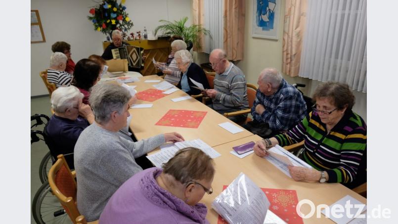 Eifrig probten zirka 30 Seniorinnen und Senioren des Caritas-Altenheimes St. Josef in Pressath mit „Animateur“ Günther Hösl (links) die Wiegenlieder ein, die am Heiligen Abend in der Hauskapelle gesungen werden. Bild: do