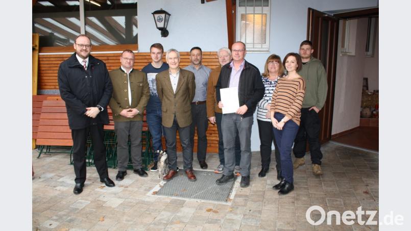 Umfangreiche Bilanzen zogen Landrat Andreas Meier, Straßenmeistereileiter Thomas Ermer (von links) und Baudirektor Gerhard Kederer (Staatliches Bauamt, Vierter von links) bei der Weihnachtsfeier der Straßenmeisterei Eschenbach. Bild: bjp
