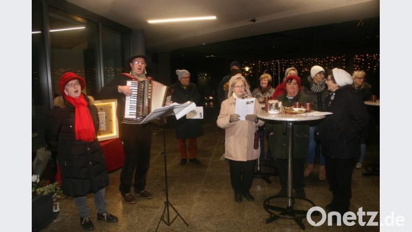 Gemeinsam mit &quot;Wiesawie&quot; - Martina Koller und Karl-Heinz Konrad - wurden am Rathaus Weihnachtslieder angestimmt. Bild: wro