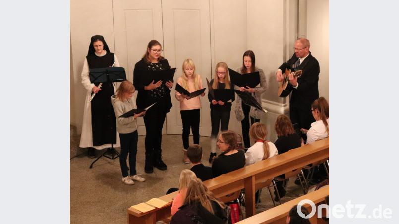 Schülerinnen und Lehrer in der Klosterkirche. Bild: exb