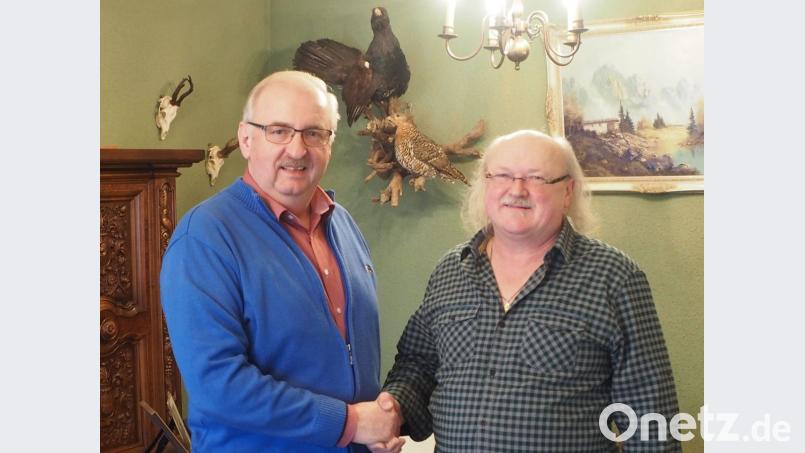 Der Unternehmer Josef Meckl spendete Herbert Putzer von der Kinderkrebshilfe insgesamt 1000 Euro. Bild: gz
