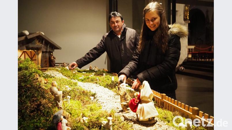 Hans Steinsdorfer und seine Tochter Julia kümmern sich darum, dass die Krippe in der Neunburger Pfarrkirche immer wieder aktualisiert wird. Bild: bl