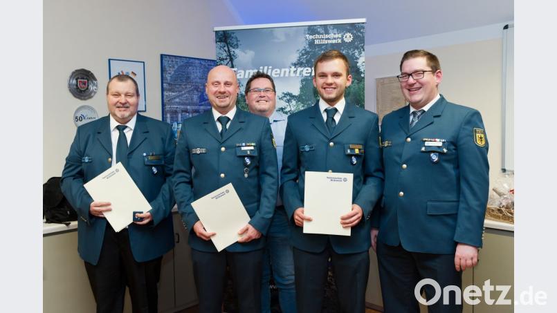 Für langjähriges Engagement beim THW-Ortsverband ehrt Ortsbeauftragter Andreas Duschner (rechts) Hans Grötsch, Jürgen Kurzwart, German Bürger und Lukas Dellinger (von links).	Bild: exb Bild: exb