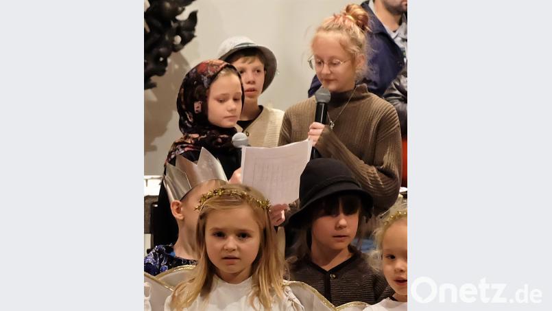 Mit einem Duett zum Lied "Zünd ein Licht an" begeistern Lotta Heinze und Eva-Sophia Würschinger. Bild: wlr