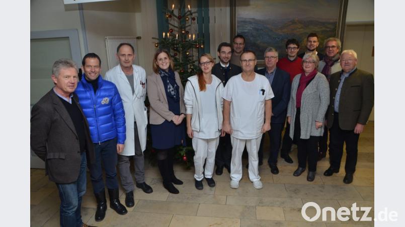Carina Ascherl (Vierte von links) von der Krankenhausleitung empfängt die CSU-Delegation und gewährt einen Einblick in die Sorgen und Nöte im Krankenhaus. Dr. Sinisa Markovic (Dritter von links) bricht eine Lanze für seine Schwestern. Bild: dob