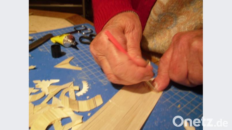 Einer der ersten Schritte auf dem Weg zum fertigen Stern. Bild: Edith Uschold