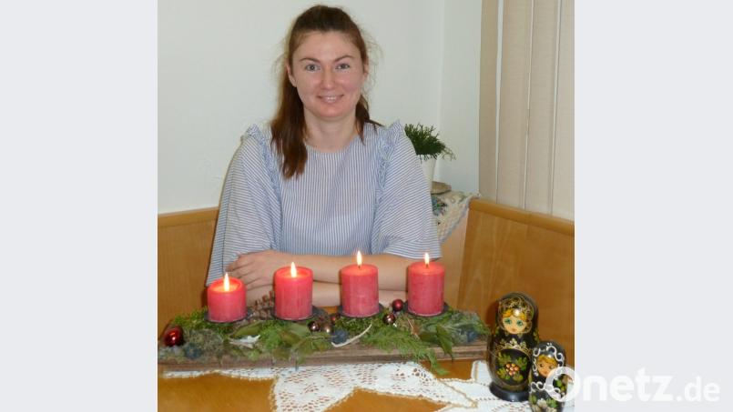 Iuliia Spießl (31) hat die vierte Kerze am Adventkranz angezündet. Die Babuschka aus der Ukraine sind nur fürs Foto platziert. Bild: Portner