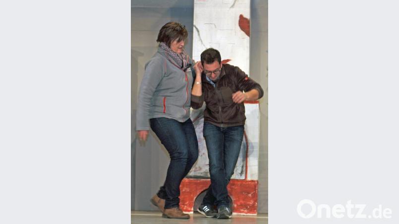 Was hat der Maxl wieder angestellt, dass ihm schon bei der Probe Schwester Appolonia sein Ohrwaschl beinahe ausreißt. Bild: sön