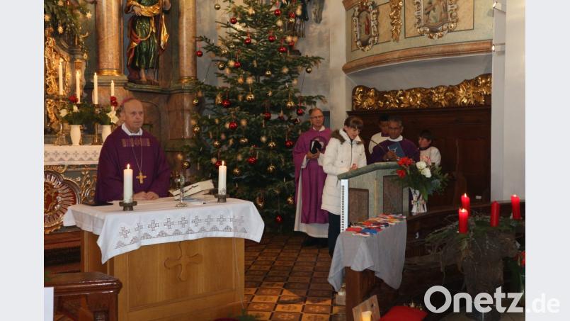 Pfarrgemeinderatssprecherin Kerstin Hasenfürter dankt Weihbischof Reinhard Pappenberger (am Altar) für sein Kommen; rechts Pfarrer Dr. James Mudakodil und in der Mitte Pfarrer i.R. Msgr. Martin Neumaier. Bild: exb