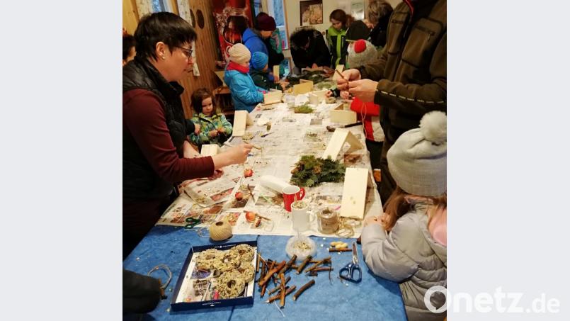 Mit großem Eifer basteln die Kinder Futterringe und Futterstellen für die Wintergäste in ihrem Garten Bild: rpp