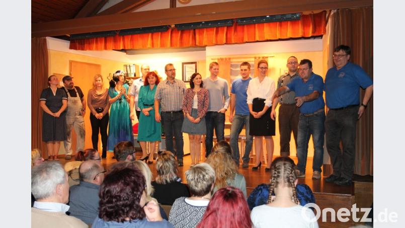 Regisseur Max Zehent und Vorsitzender Klaus Wittmann (von rechts) genießen wie die Akteure den Beifall des Publikums. Bild: pi