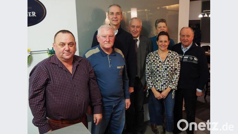 Der Förderverein &quot;Unser Schätzler&quot; leistet gute Arbeit. Vorsitzender Reinhard Meier (Vierter von rechts) und Schatzmeister Norbert Ziegler (Dritter von links) werden in ihren Ämtern bestätigt. Bild: Bühner