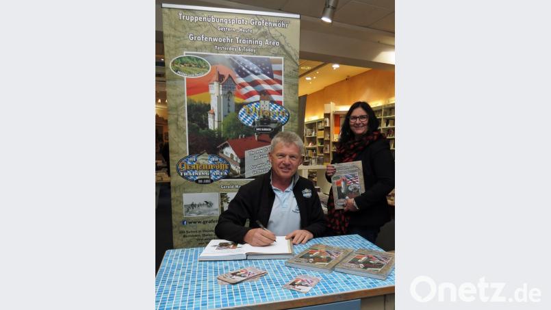 Buchhändlerin Alexandra Stangl freut sich über Neuauflage des Buches, das Autor Gerald Morgenstern signiert. Bild: Dobmeier