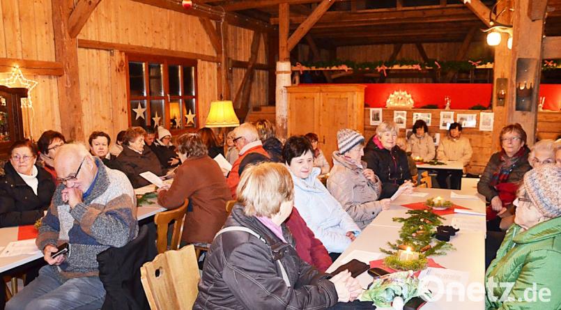 Festlich und gemütlich zugleich ist die Scheune bei der Adventsandacht eingerichtet. Bild: ü