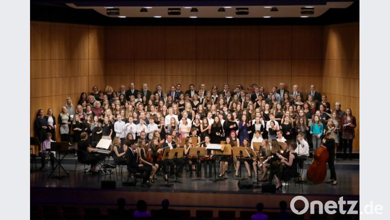 Über 155 Musizierende schließen mit einem famosen &quot;Engel auf den Feldern&quot; das Weihnachtskonzert ab. Bild: Luca Scagliola, Erasmus-Gymnasium