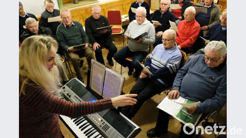 Chorleiterin Riita Michelson sorgt mit der Liedertafel Eschenbach bei der Auswahl des Weihnachtsliedgutes für Abwechslung. Der Männerchor singt am zweiten Weihnachtsfeiertag in der Stadtpfarrkirche und im BRK-Seniorenheim. Bild: do