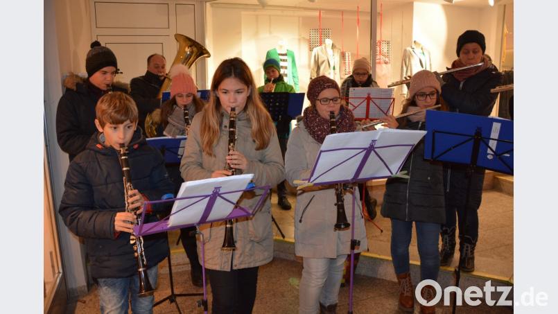 Die Jugendstadtkapelle Mitterteich spielt auf. Bild: jr