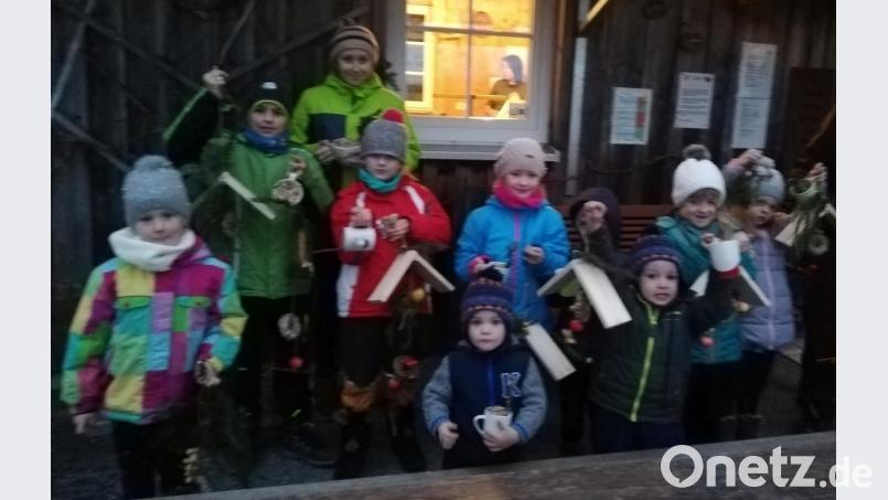 Stolz zeigen die Kinder ihre selbst gebastelten Futterstellen. Bild: rpp