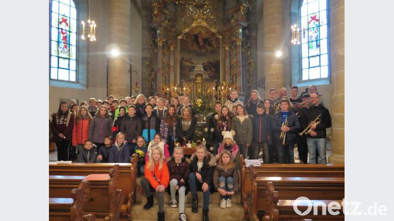 Viele Realschüler beteiligen sich an der Gestaltung des vorweihnachtlichen Gottesdienstes in der Stadtpfarrkirche. Bild: jzk