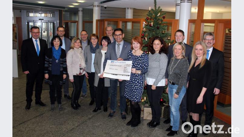 Die Bank-Vorstände Joachim Geyer (links), Robert Haubner (rechts) und Thomas Keck (Vierter von rechts) überreichen insgesamt 10600 Euro an die Schulen im Geschäftsgebiet der Raiffeisenbank Oberpfalz NordWest eG. Bild: stg