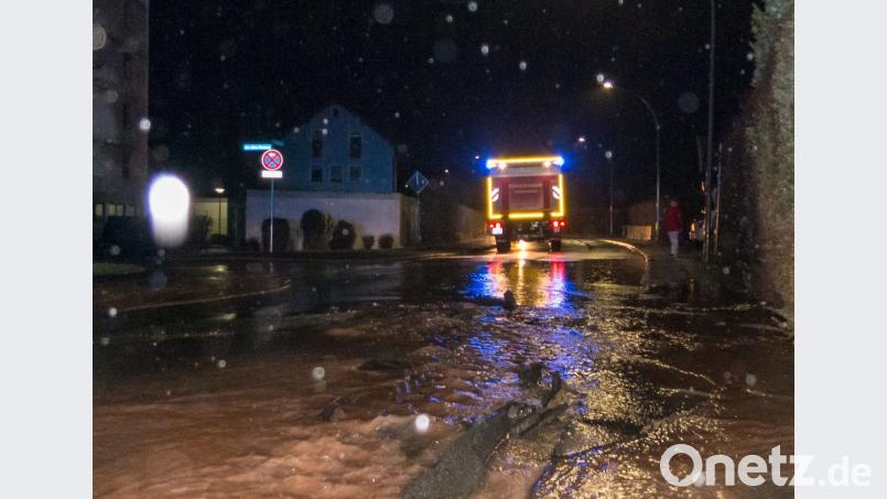Wasserrohrbruch in der Schönbrunner Straße in Hirschau. Bild: Feuerwehr Hirschau