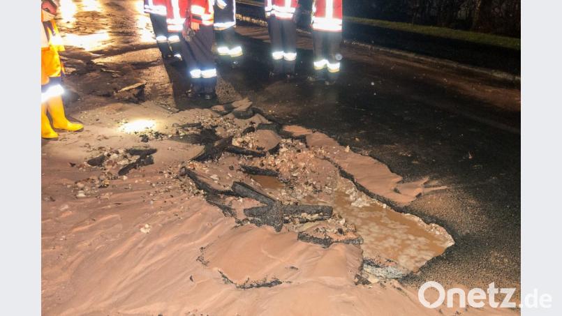 Wasserrohrbruch in der Schönbrunner Straße in Hirschau. Bild: Feuerwehr Hirschau