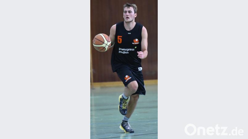 Tobias Merkl schied in Schwandorf mit Verdacht auf Rippenbruch aus. Bild: Alfred Schwarzmeier