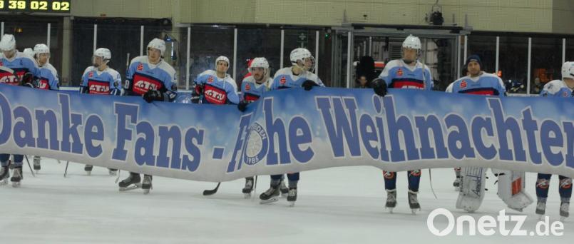 Danke Fans – Frohe Weihnachten: Nach dem Derbysieg gegen die Selber Wölfe bedankten sich die Blue Devils beim Publikum. Bild: gb