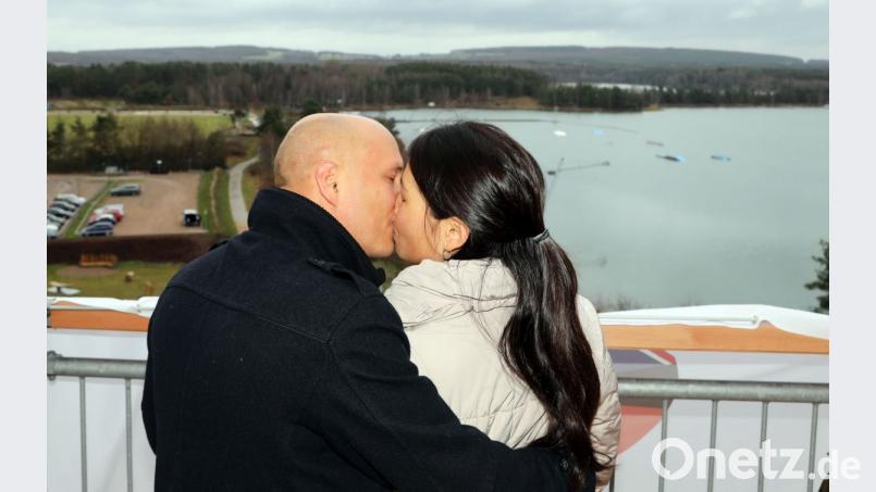 Ein Küsschen auf die gemeinsame Zukunft. Der gebürtige Wackersdorfer Andreas Götz hat seiner Freundin Anna Manuson auf der Erlebnisholzkugel am Steinberger See einen Antrag gemacht Bild: Gerhard Götz