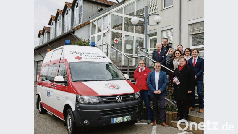 Das Herzenswunsch-Hospizmobil, das auf Initiative von Bernd Lödel (vorne Mitte) aus Sulzbach-Rosenberg, Rettungsdienstleiter des BRK-Kreisverbandes Nürnberger Land, unterwegs ist, um todkranken Menschen einen letzten Wunsch zu erfüllen. Bild: san