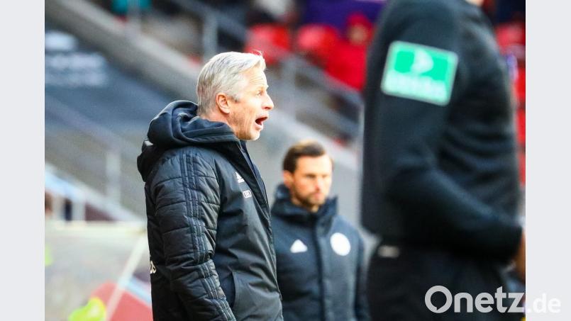 FCI-Trainer Jens Keller schreit sich den Mund vergeblich schief. Bild: Jahn Regensburg
