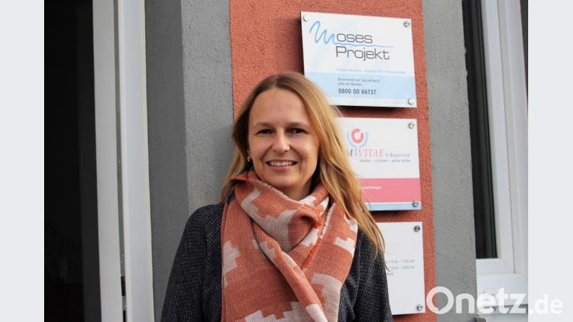 Julia Wiesend erzählt über den Mut, Leben zu geben und den Verzicht, einen Menschen aufwachsen zu sehen. Durch das Moses-Projekt wird es ihr ermöglicht, werdende Mütter zu unterstützen und Halt zu geben, wenn deren Welt zusammenbricht. Bild: Dagmar Williamson