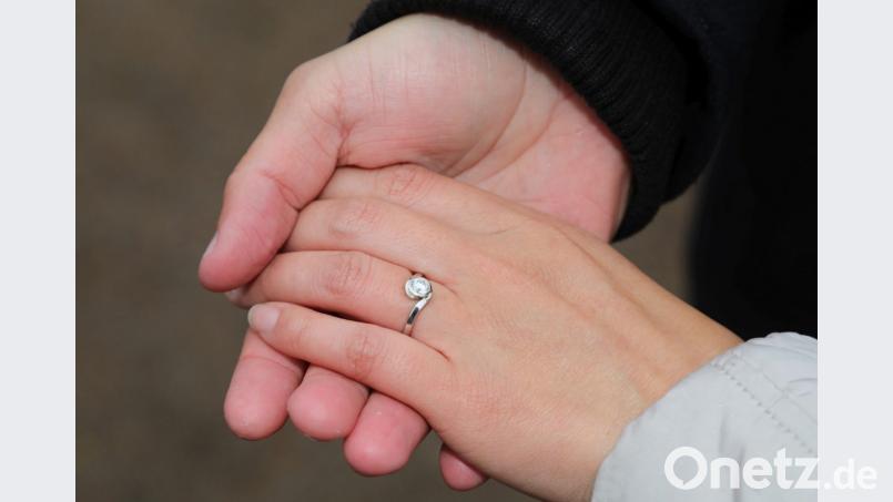 Ein ganz besonderer Verlobungsring. Andreas Götz ließ das Schmuckstück von denjenigen anfertigen, die auch den Ring aus &quot;Herr der Ringe&quot; geformt haben. Für den Filmfan und Wahl-Neuseeländer mehr als passend. Bild: Gerhard Götz
