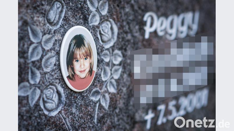 Ein Gedenkstein mit dem Porträt des Mädchens Peggy auf dem Friedhof in Nordhalben. Bild: 11.12.2018 14:22:26