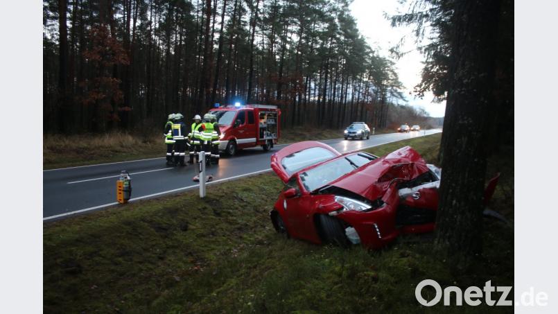 Eine Fraut wollte ein anderes Auto überholen, kam dabei von der Straße ab und prallte gegen einen Baum. Bild: sne