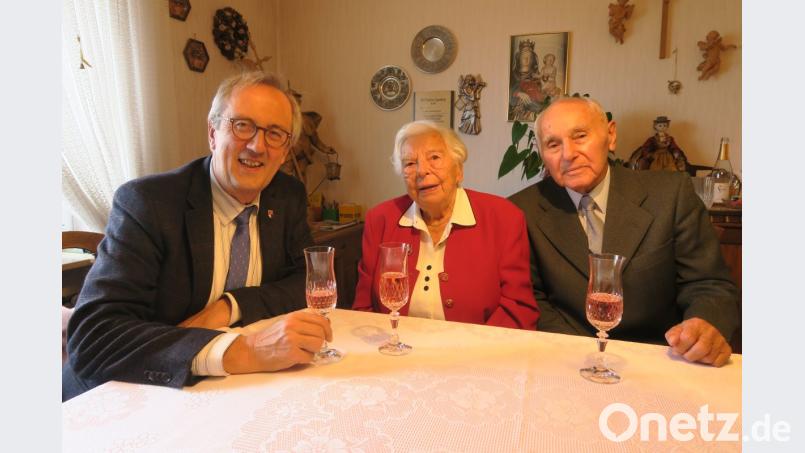 Bürgermeister Franz Mädler (links) gratuliert Elisabeth Lindner (Mitte) zum 90. Geburtstag, nebst ihrem Mann Johann (rechts). Bild: ua