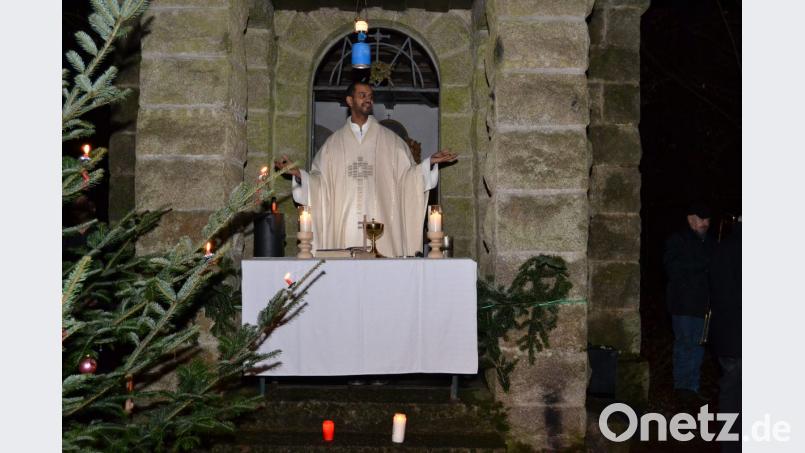 Pater Mejo Jose an der Kapelle an der &quot;Heiligen Staude&quot;. Bild: hcz