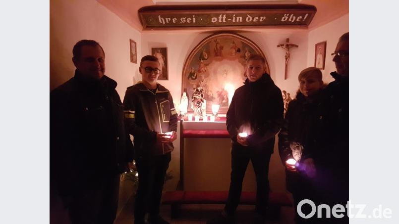 Mitorganisator Georg Schraml und Vertreter der KLJB Thurndorf (von links) bringen die Figur der Gottesmutter in die Kapelle in Obertreinreuth. Bild: hzi