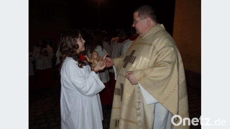 Eine besondere Aufgabe: Maria darf das Christkind zum Altar tragen. Bild: wrt