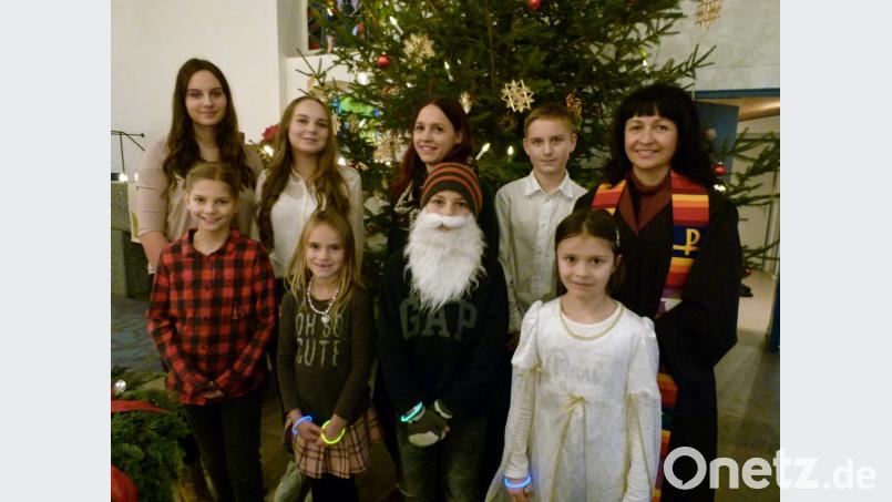 Gabi Scherl (rechts) gestaltete mit ihrem Team und einer Kindergruppe den Familiengottesdienst zum Heiligen Abend der Weihnachtsbotschaft angepasst. Bild: rn