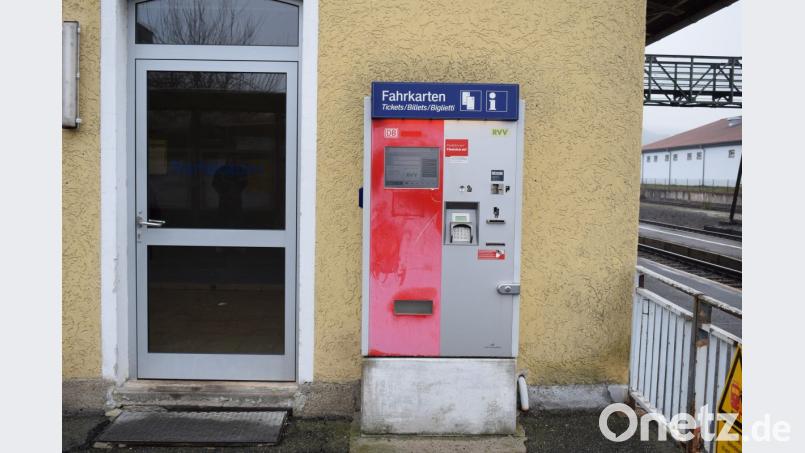 Der Fahrkartenautomat am Bahnhof wird zum Jahresende abgebaut. Fahrkarten sind dann nur noch in den Vorverkaufsstellen oder im "Tabatreff" erhältlich. Bild: bnr