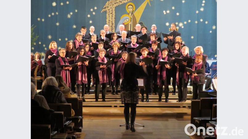Weihnachtliche Klänge in der Pfarrkirche: Der gemischte Chor stimmt auf den bevorstehenden Heiligen Abend ein. Bild: adj