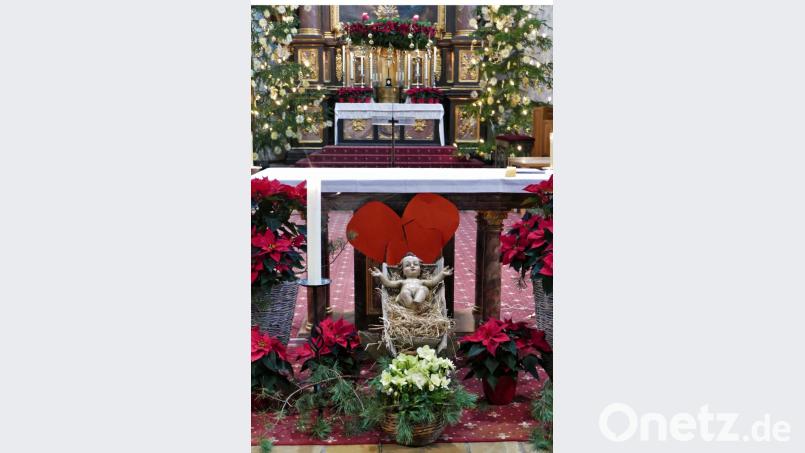 Ein rotes Herz als Symbol der Liebe wurde aus mehreren Einzelteilen zusammengesetzt und am Altar befestigt. Bild: wbe