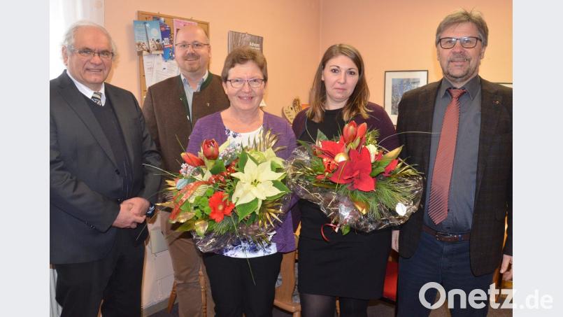 Verabschiedung der langjährigen Pflegedienstleiterin. V.l. Stadtpfarrer Gerhard Pausch, Dekan Johannes Uschold, Irmgard Reitzig, Tatjana Rubas und Geschäftsführer Martin Kneidl. Dei Pflegedienstleiterin stand 13 Jahre lang an der Spitze der Ambulante Pflege. Bild: Kunz