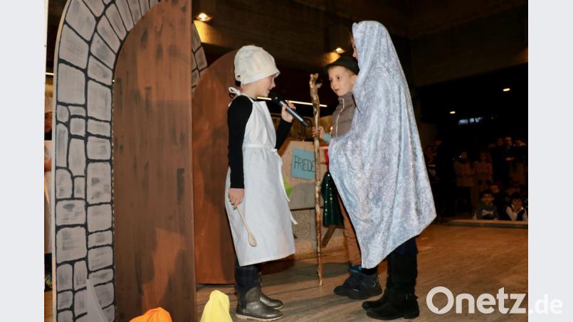 Josef, Maria und die Wirte sowie alle anderen Kinder identifizierten sich mit ihren jeweiligen Rollen sehr gut und konnten so Herbergssuche und die Geburt Christi überzeugenden darstellen. Bild: ads