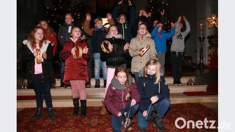 Vor und hinter der Bühne: Hauptakteure waren die Buben und Mädchen des Kinderliturgiekreises. Bild: wro