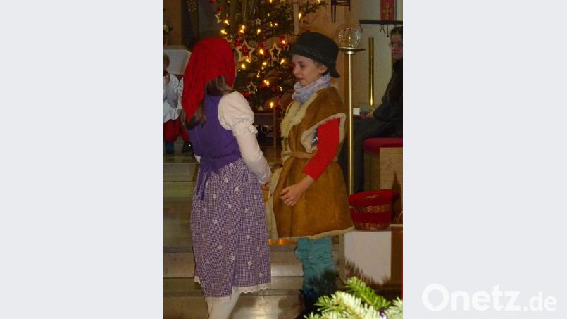 Josef nimmt Maria an der Hand : "Komm wir schaffen den Weg nach Betlehem!" Bild: wrm