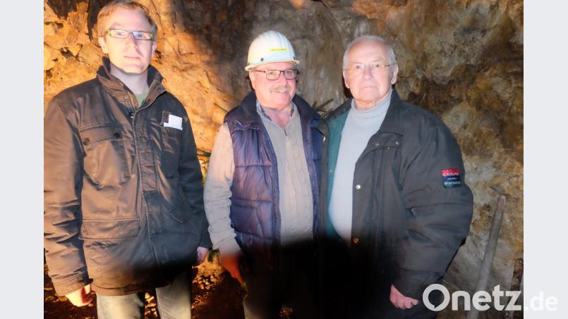Im beengten Versuchsstollen neben dem verfüllten Schacht „Erna“ stellen sich Vorsitzender des Bergknappenvereins Stulln/Schwarzenfeld, Jürgen Ferschl (links) und ehemaliger Bergmann und Ehrenmitglied Hermann Neidl (rechts) mit dem Eigentümer des Grubengeländes, Hans Obendorfer (Mitte), zum Erinnerungsfoto. Bild: ohr