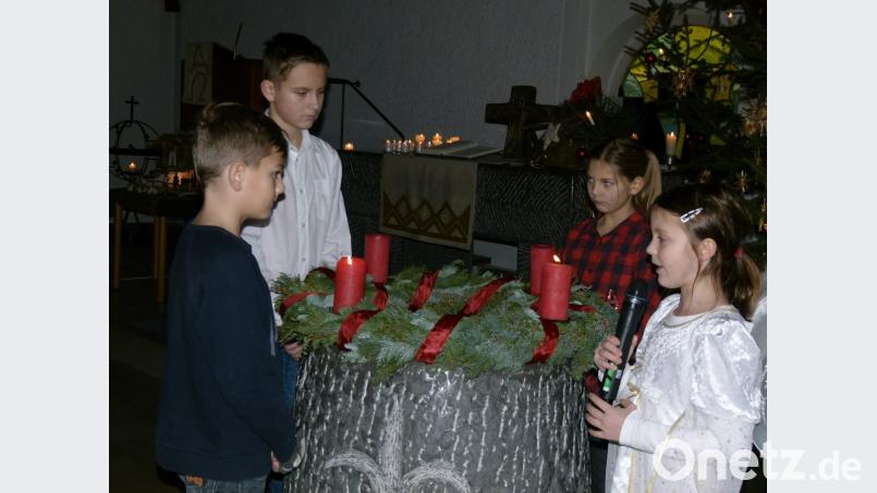 Die Kerze "Hoffnung" brachte auch die Kerzen "Frieden", "Glaube" und "Liebe" wieder zum Brennen. Bild: rn