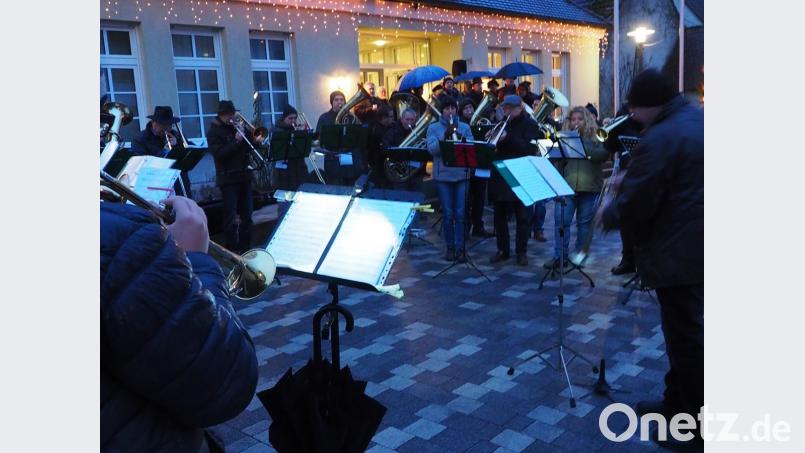 Der evangelische Posaunenchor stimmt die zahlreichen Besucher auf dem Rathausplatz auf die stille Nacht ein. Bild: fam